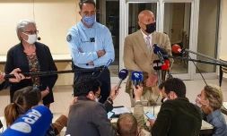 La préfÚte du Gard Marie-Françoise Lecaillon, le commandant de la zone de défense Sud Arnaud Browaeys et le procureur de Nßmes Eric Maurel donnent une conférence de presse le 14 mai 2021 à Saumane (Gard) aprÚs la reddition du meurtrier des Cévennes