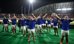 Les joueurs du XV de France remercient les supporters aprĂšs leur victoire contre les Tonga au Mondial, le 6 octobre 2019 Ă Kumamoto