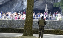 Un soldat français surveille la grotte de Massabielle, coeur du sanctuaire catholique de Lourdes (Hautes-Pyrénées), le 11 août 2016