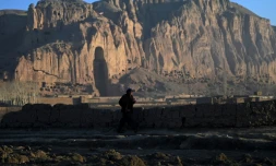 Un homme passe le 5 mars 2021 devant le site de Bamiyan en Afghanistan où deux Bouddhas géants sculptés dans la falaise ont été dynamités par les talibans en mars 2001