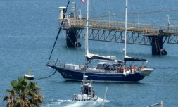 Un bateau de patrouille de la police israélienne se dirige le bateau Madleen amarré au port d'Ashdod après avoir été intercepté la veille par les forces israéliennes, le 10 juin 2025