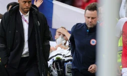 Le milieu danois Christian Eriksen, "éveillé", évacué sur une civiÚre aprÚs son malaise lors du match de groupes de l'Euro contre la Finlande, à Copenhague, le 12 juin 2021