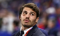 Le demi de mêlé du XV de France Antoine Dupont assiste à la rencontre du Mondial entre les Bleus et l'Italie, le 6 octobre 2023 à Lyon