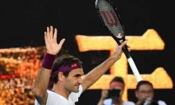 Le Suisse Roger Federer bras levés après sa victoire face à l'Américain Tennys Sandgren en quarts de finale de l'Open d'Australie, le 28 janvier à Melbourne 
