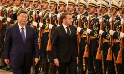 Le président chinois Xi Jinping (à gauche) et le président français Emmanuel Macron (à droite) passent en revue la garde d'honneur lors d'une cérémonie de bienvenue au Palais du Peuple à Pékin, le 4 décembre 2025