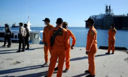 Des membres de l'Agence de sauvetage en Indonésie se préparent à prendre part aux recherches du sous-marin indonésien disparu au large de Bali, dans le port de Celukan Bawang port le 22 avril 2021
