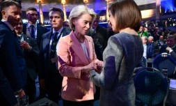 La présidente de la Commission européenne Ursula von der Leyen (g) et la présidente moldave Maia Sandu, à l'ouverture du congrÚs du Parti populaire européen (PPE) à Bucarest, le 6 mars 2024 en Roumanie