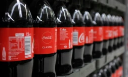 Une association française dénonce la présence de traces de microplastiques dans le Coca Cola et le Schweppes en bouteille