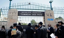 Des juifs ultra-orthodoxes veulent accéder au Tombeau des rois à Jérusalem, propriété de la France qui a rouvert les lieux à la visite, le 27 juin 2019