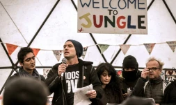 Jude Law (au micro) dans un théùtre informel de la "jungle" de Calais, le 21 février 2016