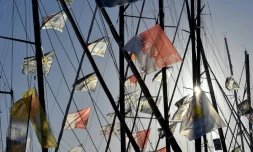 Les drapeaux flottent au dessus des Imoca, aux Sables-d'Olonne, avant le départ du Vendée Globe, le 5 novembre 2016