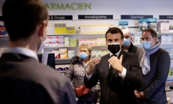 Le président Emmanuel Macron dans une pharmacie à Valenciennes, dans le nord de la France, le 23 mars 2021
