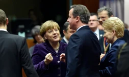 Le Premier ministre britannique David Cameron (à droite) discute avec Angela Merkel avant le sommet européen à Bruxelles le 17 décembre 2015