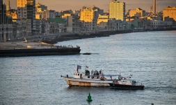 Le bateau Maguro du, convoi international "Nuestra America" transportant de l'aide humanitaire pour Cuba, arrive dans le port de La Havane, le 24 mars 2026
