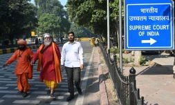 Des prĂȘtres hindous se dirigent vers le siĂšge de la Cour suprĂȘme Ă New Delhi, le 9 novembre 2019