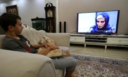 Un jeune homme regarde un épisode de la série d'espionnage iranienne "Gando" à son domicile à Téhéran, le 6 septembre 2021