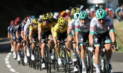 Le peloton étiré sur les routes du Tour de France en direction de Lyon lors de la 14e étape, le 12 septembre 2020