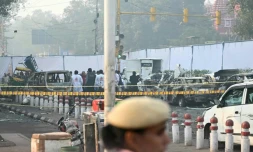 Des enquĂȘteurs sur le site de l'explosion d'une voiture le 11 novembre 2025 Ă New Delhi qui a fait au moins huit morts la veille