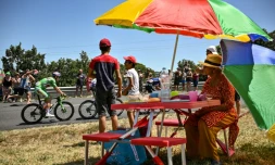 Des spectateurs regardent passer le peloton sour la chaleur, lors de la 15e étape du Tour de France entre Rodez et Carcassonne, le 17 juillet 2022