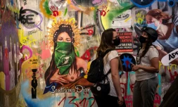 Des visiteuses découvrent le 11 novembre 2020 le musée du "SoulÚvement social" de Santiago qui expose des oeuvres issues de l'art de la rue ayant surgi spontanément lors de la révolte sociale au Chili à partir d'octobre 2019