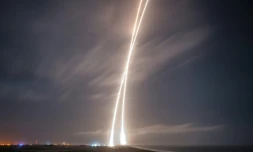 La société SpaceX du milliardaire américain Elon Musk a réussi le 21 décembre 2015 pour la première fois à faire décoller une fusée Falcon 9 et à récupérer ensuite le premier étage de son lanceur, revenu atterrir en douceur sur Terre après 11 minutes de vol