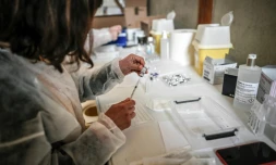 Un soignant prépare une dose de vaccin contre le Covid-19, dans un centre de vaccination à Versailles, le 29 mai 2021