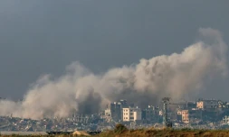 Photo prise dans le sud d'Israël montrant de la fumée s'élevant après des bombardements dans le nord de Gaza, le 13 décembre 2023