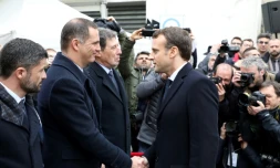 Emmanuel Macron (d) salue le président du conseil exécutif de Corse Gilles Simeoni (g) lors de sa visite à Ajaccio, le 6 février 2018