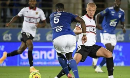 Le Strasbourgeois Lamine Koné tente de stopper l'attaquant de Nice Kasper Dolberg, lors d'un match de Ligue 1 disputé à La Meinau, le 29 août 2020
