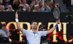 Le joueur de tennis serbe Novak Djokovic célèbre sa victoire contre le Français Adrian Mannarino à l'Open d'Australie de Melbourne, le 21 janvier 2024