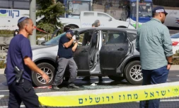 Des enquĂȘteurs sur le site d'un attentat Ă JĂ©rusalem-Est le 9 octobre 2016, qui a fait deux morts israĂ©liens