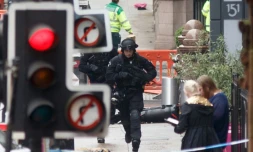 Des policiers se précipitent sur les lieux de l'attaque au Park Inn Hotel dans le centre de Glasgow le 26 juin 2020