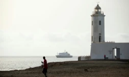 Vue aérienne du bateau de croisière MV Hondius au mouillage au large du port de Praia, au Cap-Vert, le 5 mai 2026