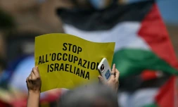 Une personne tient une pancarte "Stop à l'occupation israélienne" lors d'une manifestation en solidarité avec les Palestiniens et pour protester contre l'interception de la flottille Global Sumud par l'armée israélienne, à Rome, le 3 octobre 2025