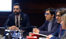 Le président du parlement catalan Roger Torrent (G) lors d'une rencontre au parlement avec le gouvernement provincial à Barcelone, le 30 janvier 2018