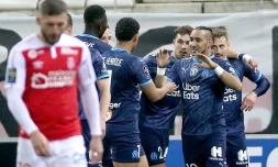 La joie du milieu de terrain marseillais Dimitri Payet, félicité par ses coéquipiers, aprÚs son but contre Reims, lors de leur match de L1, le 23 avril 2021 au stade Auguste Delaune