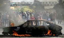 Des manifestants brûlent une voiture sur une route pour dénoncer la hausse des prix du diesel à Ribeirao das Neves au Brésil, le 25 mai 2018