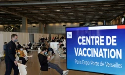 Des personnes attendent pour ĂȘtre vaccinĂ©es le 15 mai 2021 au centre de vaccination de la Porte de Versailles Ă Paris