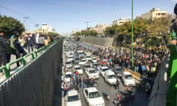 Des manifestants bloquent une route à Ispahan en Iran, le 16 novembre 2019
