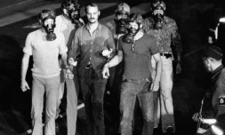 Cinq policiers emmÚnent le braqueur Jan-Erik Olsson à la fin de la prise d'otages de 6 jours à Stockholm le 28 août 1973