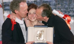 Les frères Luc (d) et Jean-Pierre Dardenne posent avec la comédienne Emilie Dequenne pour la Palme d'or du 52e Festival de Cannes, avec le film "Rosetta", le 23 mai 1999