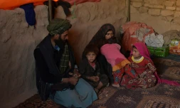 Les fillettes Farishteh, 6 ans, (d) et Shokriya (2e) un an et demi, avec leurs parents et leur frère, sous une tente du camp de déplacés de Qala-i-Naw, le 14 octobre 2021 en Afghanistan