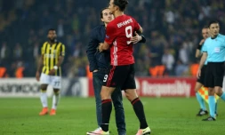 L'attaquant de Manchester United Zlatan Ibrahimovic parle à un supporter à la fin du match de l'Europa League face à Fenerbahçe, le 3 novembre 2016 à Istanbul