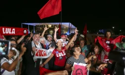 DĂ©monstration de joie de partisans de l?ex-prĂ©sident Luiz Inacio Lula da Silva, suite Ă l'arrĂȘt de la cour suprĂȘme du BrĂ©sil, pouvant permettre sa libĂ©ration, le 7 novembre Ă Brasilia