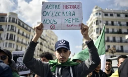 Un étudiant algérien brandit une pancarte lors d'une manifestation à Alger, le 2 avril 2019