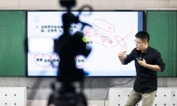 Un professeur particulier de Physique Liu Jie enregistre une leçon qu'il diffusera en ligne à Pékin le 26 avril 2016