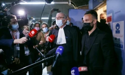 Mathieu Valbuena avec son avocat Paul Albert Iweins interrogé par les reporters dans l'affaire de la "sextape" qui l'oppose à Karim Benzema au tribunal de Versailles, le 20 octobre 2021
