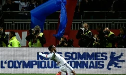 L'attaquant de Lyon Alexandre Lacazette célèbre le 2e de ses 3 buts contre Saint-Etienne, le 8 novembre 2015 au stade  de Gerland 