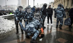 La police russe arrĂȘte un homme durant un rassemblement de soutien Ă l'opposant AlexeĂŻ Navalny Ă Moscou le 31 janvier 2021