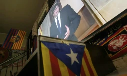 Le discours du président catalan Carles Puigdemont retransmis dans un bar à Barcelone, le 4 octobre 2017
